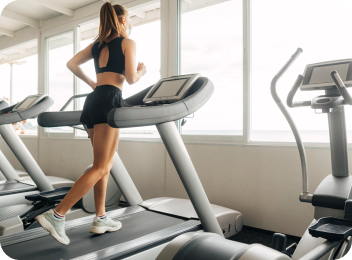 mulher correndo na esteira